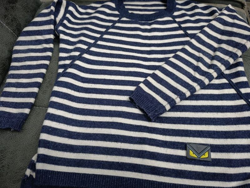 Продам тёплую кофту для девочек. Продам тёплую кофту для девочек.