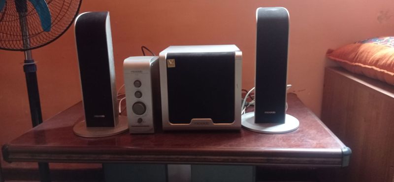 Microlab сотилади Microlab сотилади