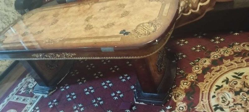 Продается б/у мебель. Уголок и стол