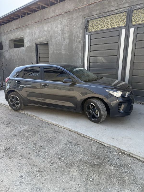 Kia rio sotiladi