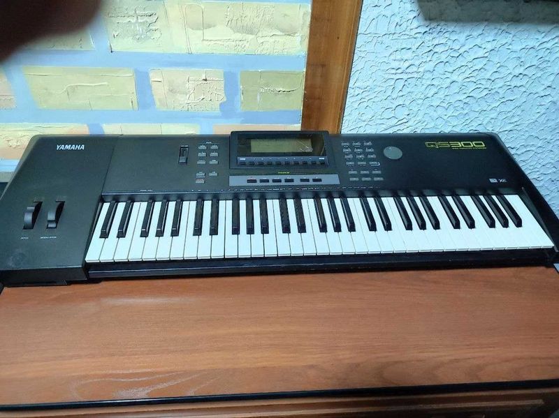 Yamaha QS 300 клавишный инструмент, синтезатор