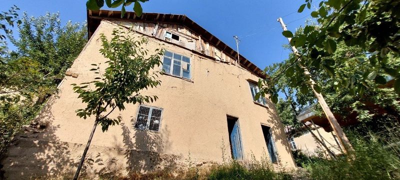Uy sotiladi zur joyda Uy sotiladi zur joyda