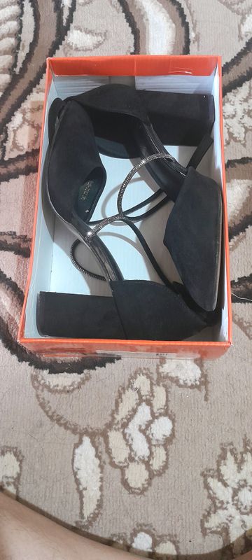 tufli sotiladi 39 razmer tufli sotiladi 39 razmer