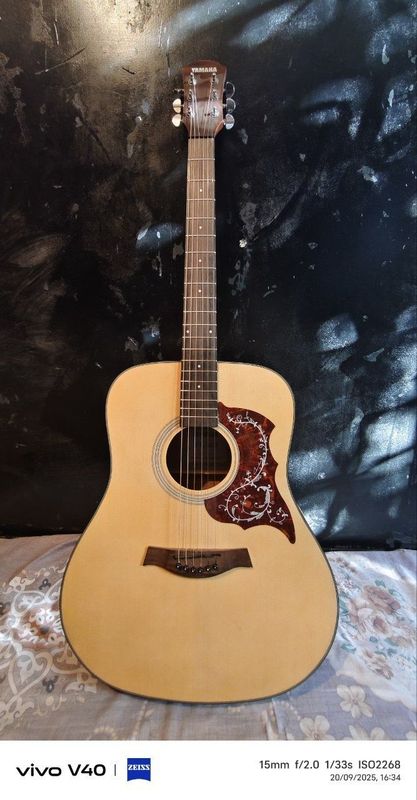Acoustic gitara sotiladi ovozi zor Chalngan mazza qladi... Acoustic gitara sotiladi ovozi zor Chalngan mazza qladi...