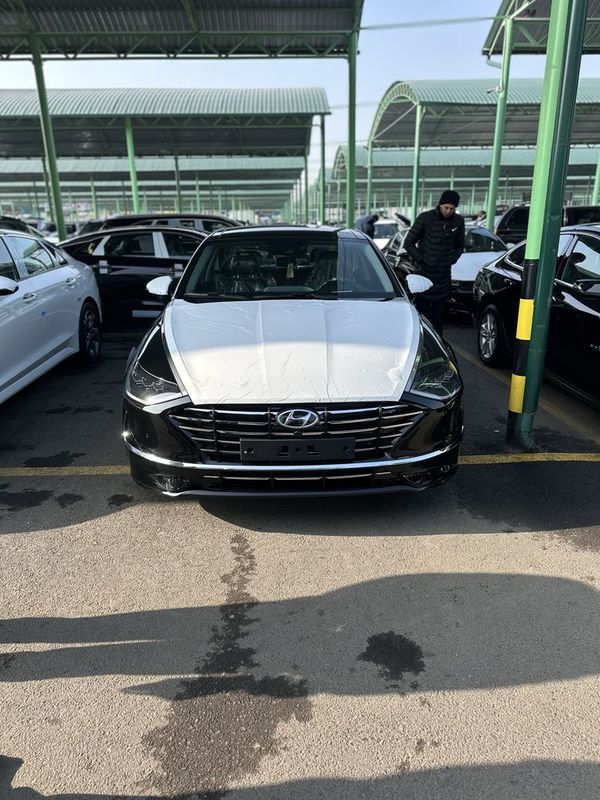 Hyundai Sonata 2022 yil full pazitsiya hamma navarotlari bor.Panarama