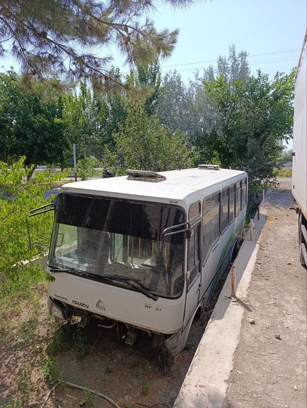 Автобус продаёт без рамы. Автобус продаёт без рамы.