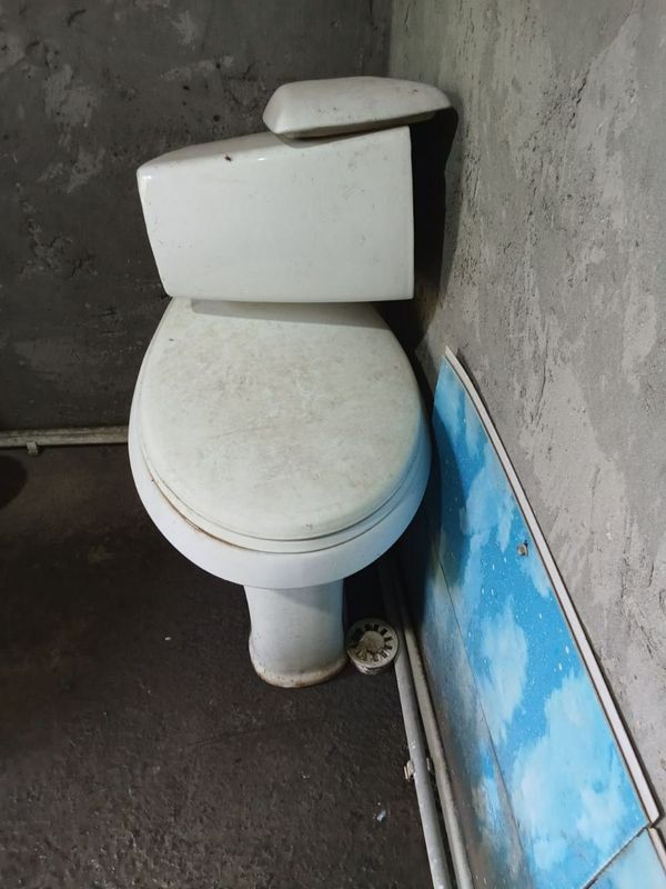 Unitaz sotiladi sopol yaxshi xama joyi