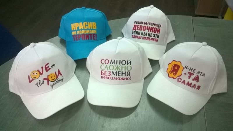 Кепки,футболки,кружки,подушки слоготипом, надписью