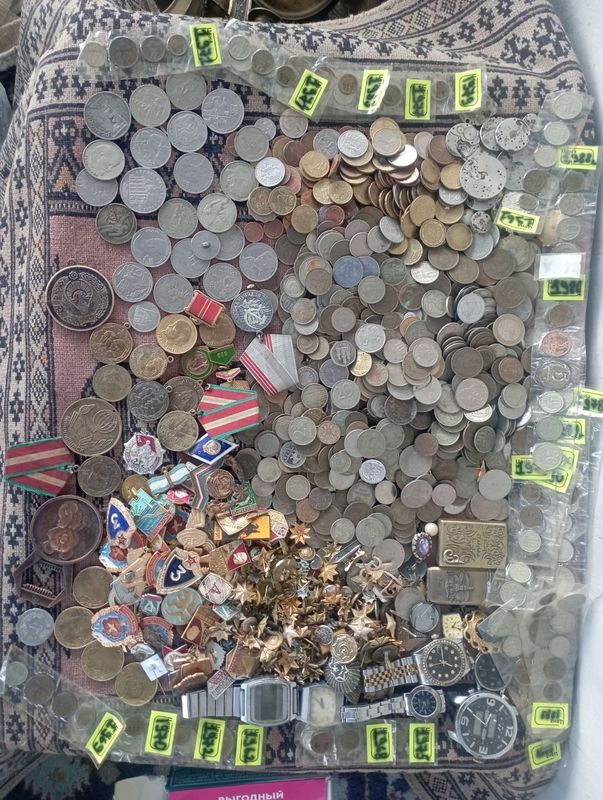 Tangalar va medallar zinachoklar soatlar va antikvar narsalar hammasi