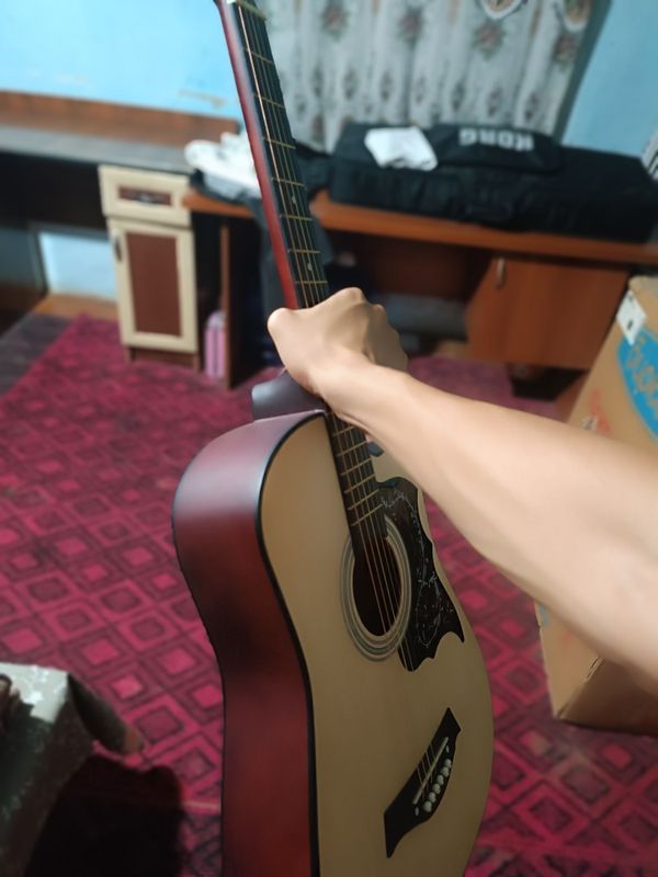 Yangi Gitara holati zõr kalonkaga ulab chalsa bõladi kop ishlatilmaga Yangi Gitara holati zõr kalonkaga ulab chalsa bõladi kop ishlatilmaga