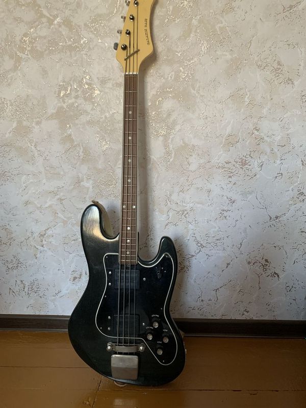 Bass Gitara sotib oladiganlar tel qilsin