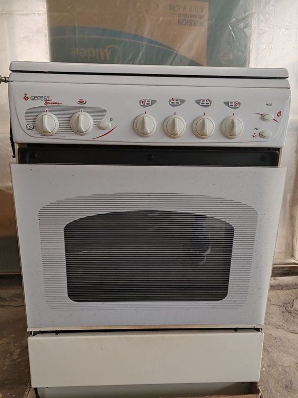 Продам газовую плиту с вытяжкой