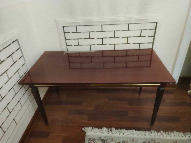 Продаю журнальный столик и большой стол Продаю журнальный столик и большой стол