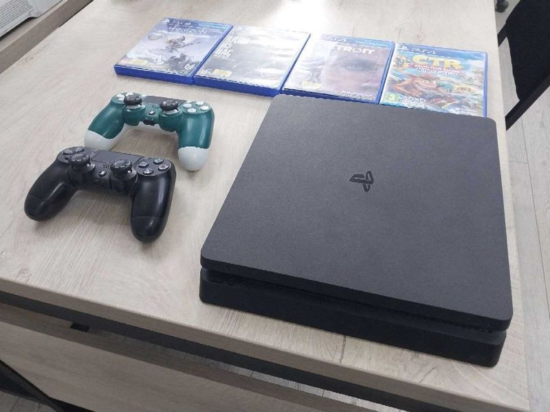 Playstation 4 slim