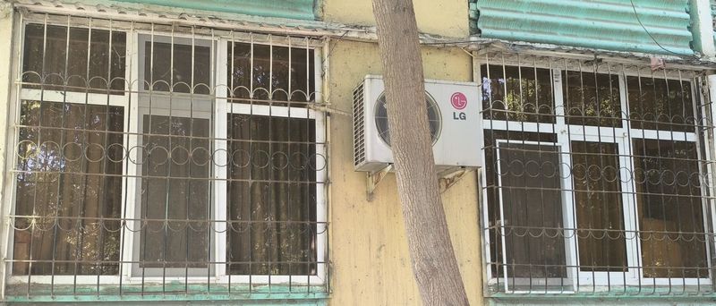 Окно akfa с решеткой