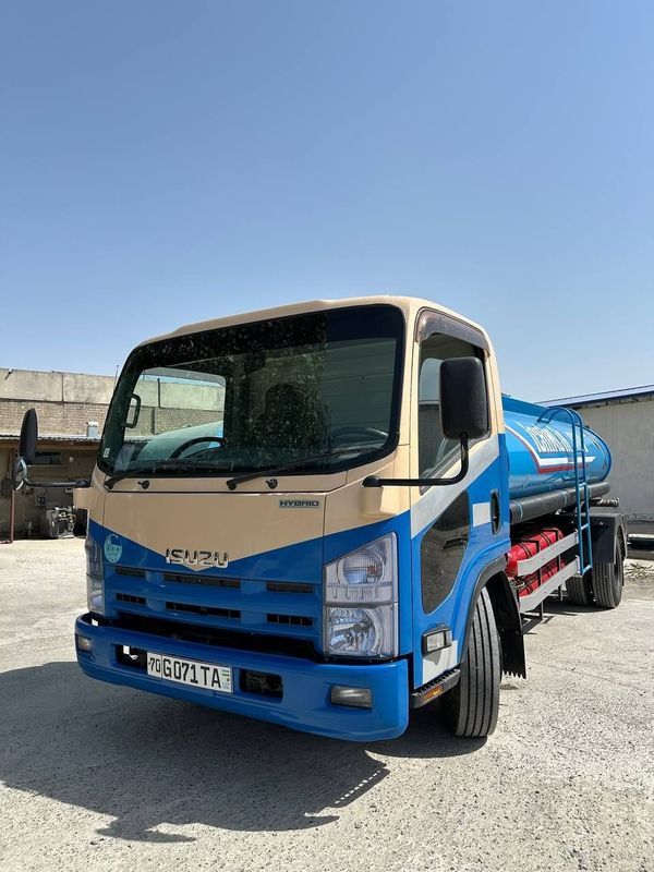 Vadavoz isuzu avtobusdan taxlangan. Holati juda zur