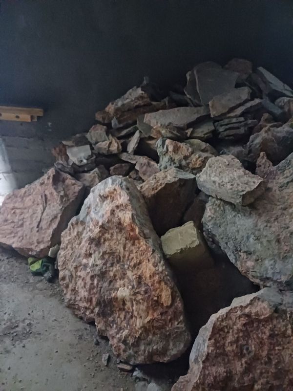Qizil tosh sotiladi narxini kelishamiza