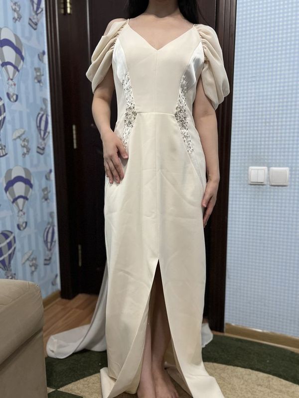 Gizia brendidan ivory rangli uzun etakli shifon vecherniy ko’ylak Gizia brendidan ivory rangli uzun etakli shifon vecherniy ko’ylak
