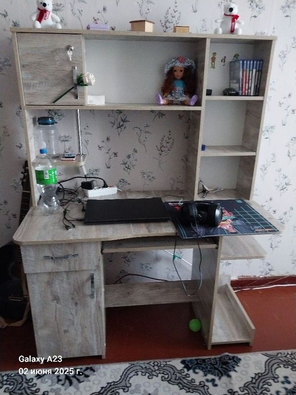 Письменный стол. Стол для компьютера.