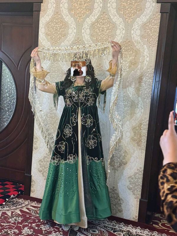 Ansambl, qoʻl mehnati, atigi bir marta kiyilgan