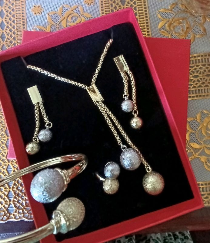 Kamplekt bujuteriya oqarib ketmidi sifati zoʻr Kamplekt bujuteriya oqarib ketmidi sifati zoʻr