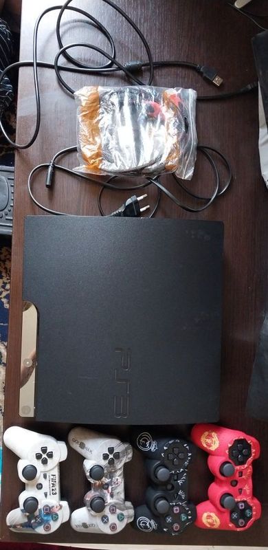 PlayStation 3 slim,4ta joystickgi(rangli) bilan PlayStation 3 slim,4ta joystickgi(rangli) bilan