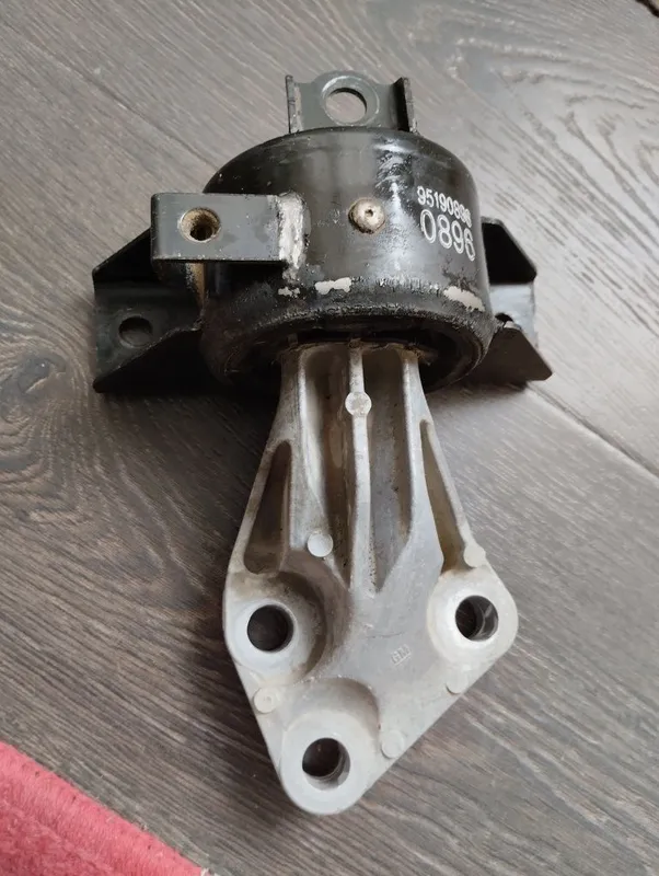 Запчасти Подушка КОБАЛТ ЧЕВРАЛЕТ левый б/у Запчасти Подушка КОБАЛТ ЧЕВРАЛЕТ левый б/у