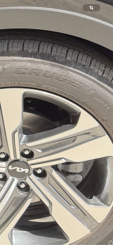 Продается шины почти новые 235/60/19 KUMHO CRUGEN на KIA Sorento
