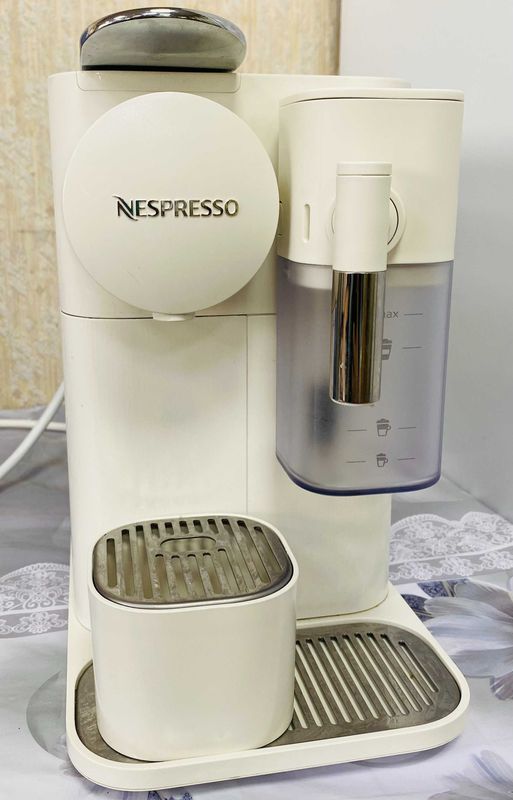Капсульная кофемашина Nespresso DeLonghi Lattissima One. Почти новая Капсульная кофемашина Nespresso DeLonghi Lattissima One. Почти новая
