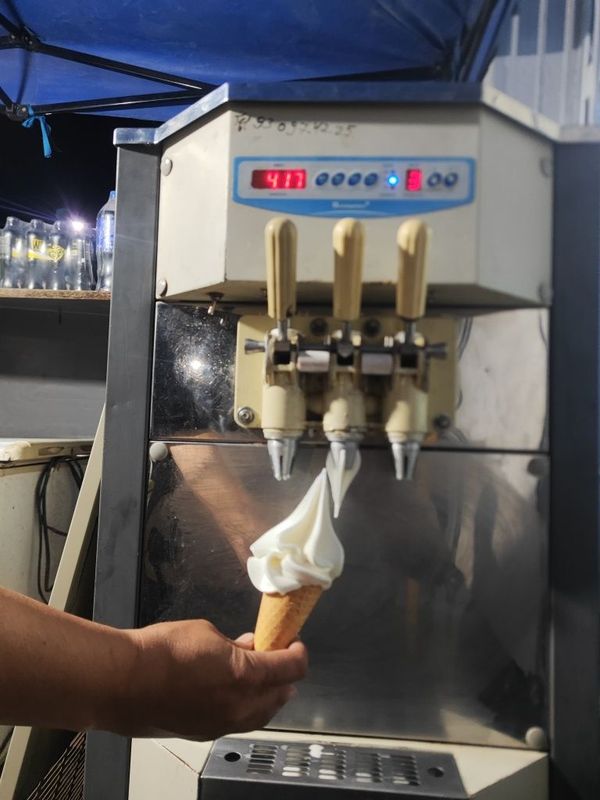 Frezer freyzer frizer freezer muzqaymoq marojni aparat sotiladi 220vli Frezer freyzer frizer freezer muzqaymoq marojni aparat sotiladi 220vli