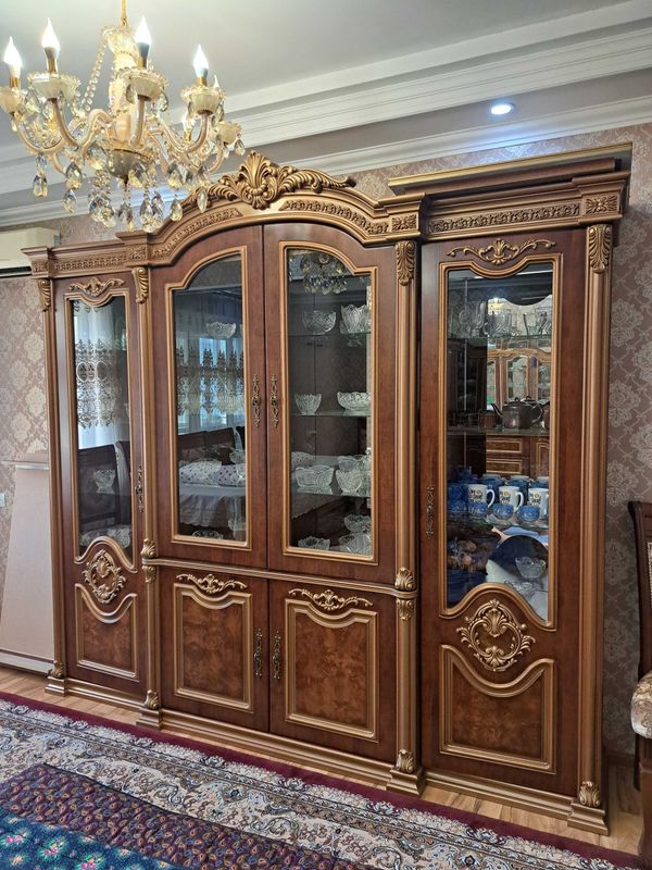 Продаётся Комод и горка Продаётся Комод и горка