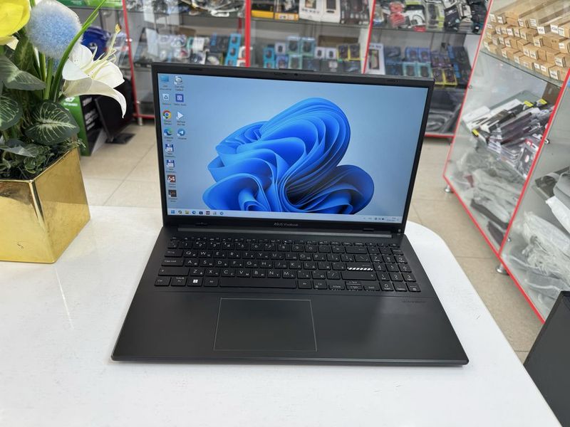 asus ryzen 5 7520 (i5-13) holati zor 8/512 ssd lik IT va grafikalarga