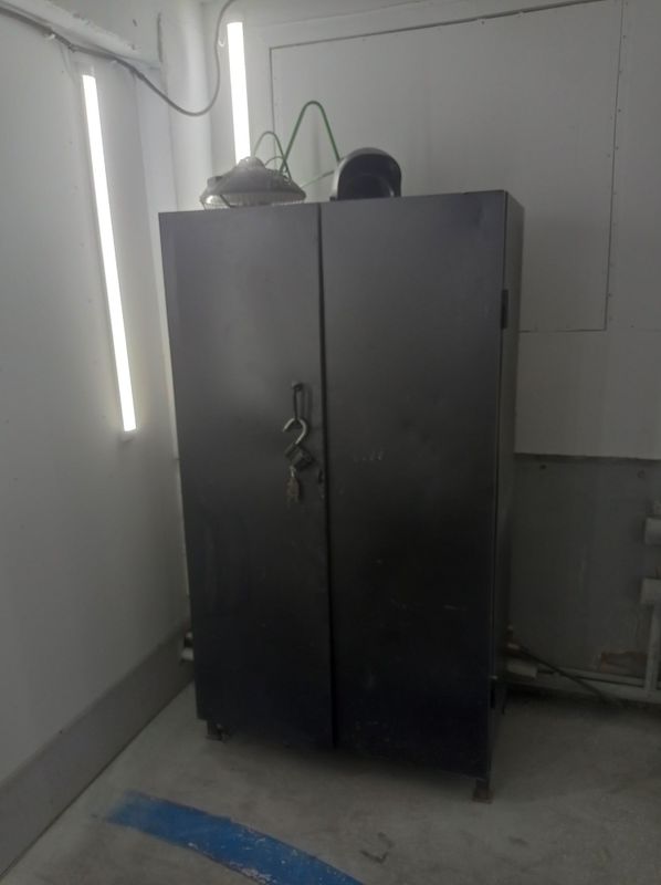 Продаю большой железный шкаф