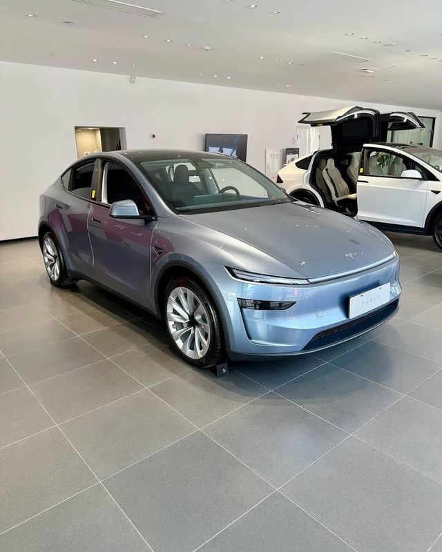 Tesla model Y 2025