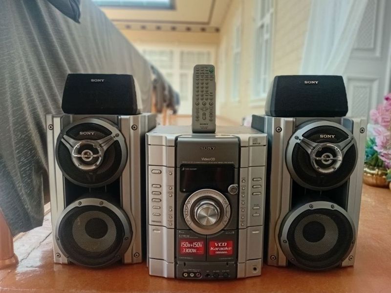 Muzikalniy sentr sony iwledi holati yangide pulti bor 4ta kalonkali&. Muzikalniy sentr sony iwledi holati yangide pulti bor 4ta kalonkali&.