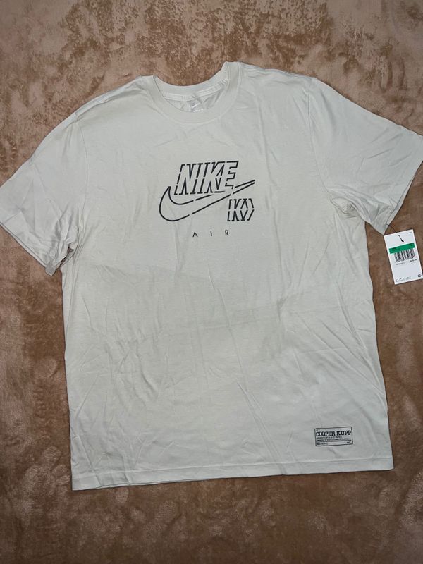 Продается футболка NIKE. Новая, оригинал.