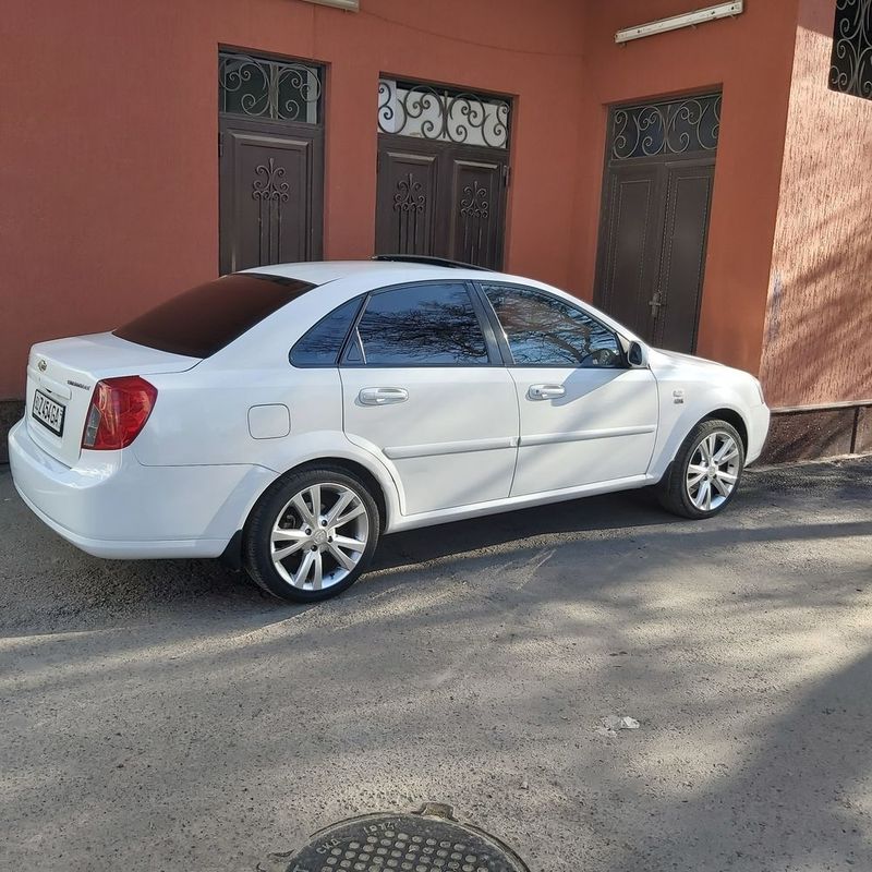 Laseti 1.8 sotiladi yili 2010 yil yurgani 350.000 holat yahshi balonl Laseti 1.8 sotiladi yili 2010 yil yurgani 350.000 holat yahshi balonl
