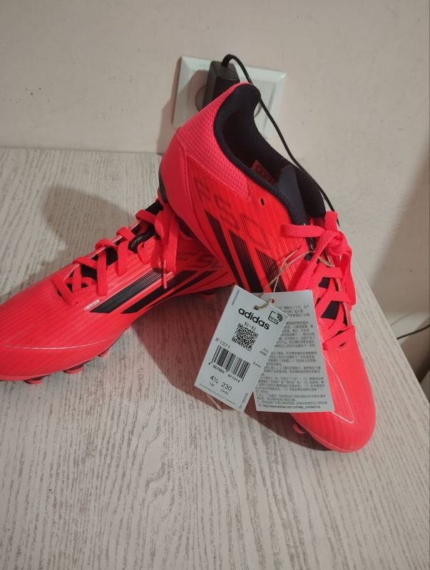 Бутцы adidas F50 Бутцы adidas F50