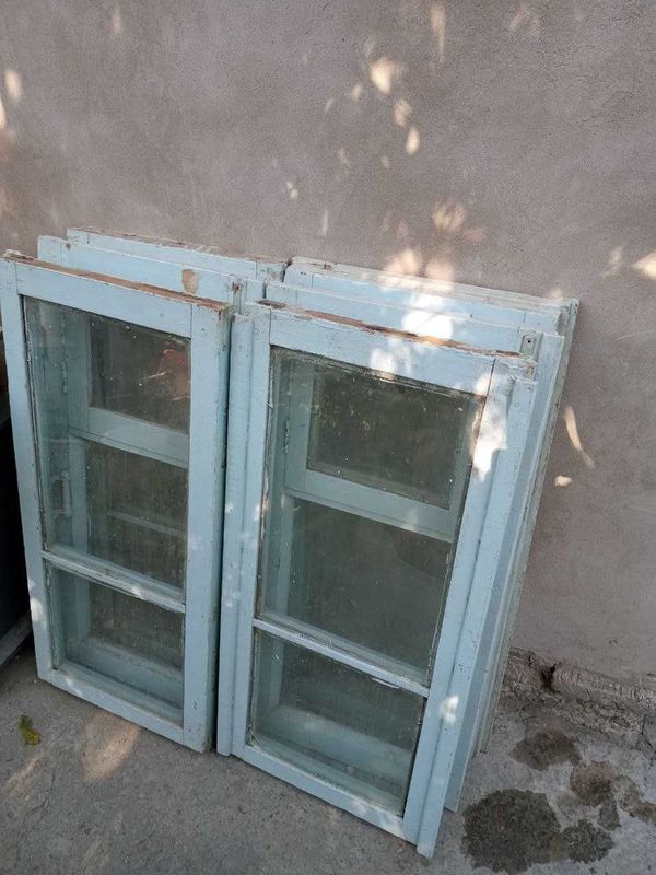 продаются оконные рамы и стекла