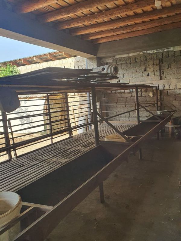 Qo’yxona sotiladi 18ta qoyga moljallangan Qo’yxona sotiladi 18ta qoyga moljallangan