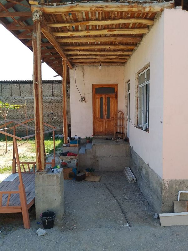 Ховли уй йулди бойи 6 сотих 6 хона уйи бор киргили темир бозор олдида