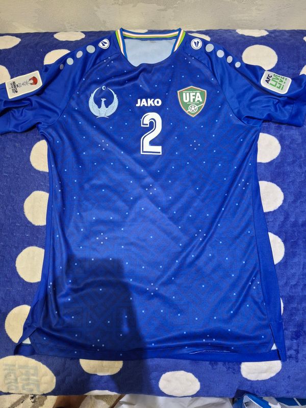 ozbekiston terma jamoasi futbolchisining formasi