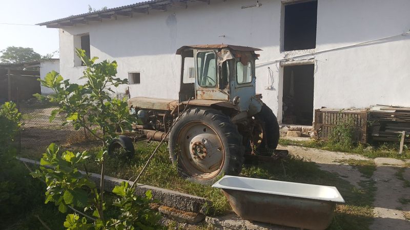 T-28 traktor sotiladi. T-28 traktor sotiladi.