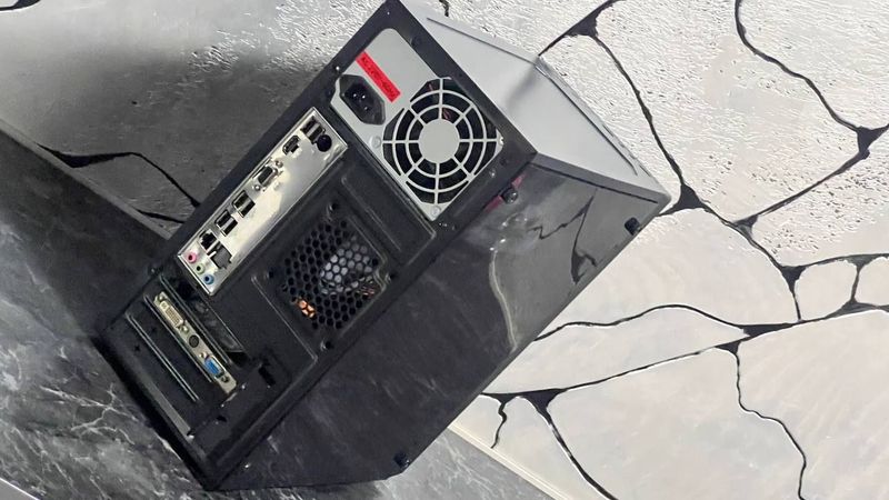 Полу игровой компьютер Полу игровой компьютер