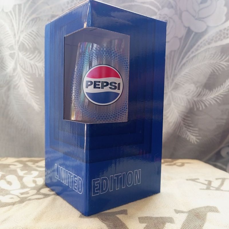 Стакан с логотипом PEPSI.