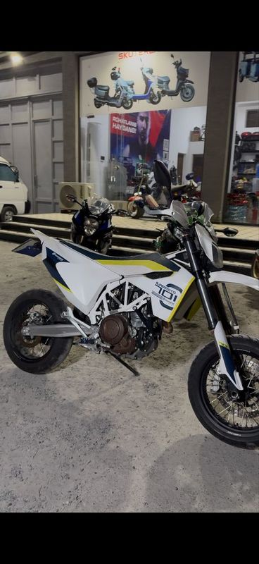 Moto husquvarna 701
