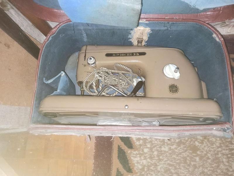 Продам швейную машинку Продам швейную машинку