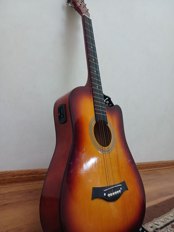 Global Gitara elektro-akustik va chiholi va plektri bilan birga Global Gitara elektro-akustik va chiholi va plektri bilan birga