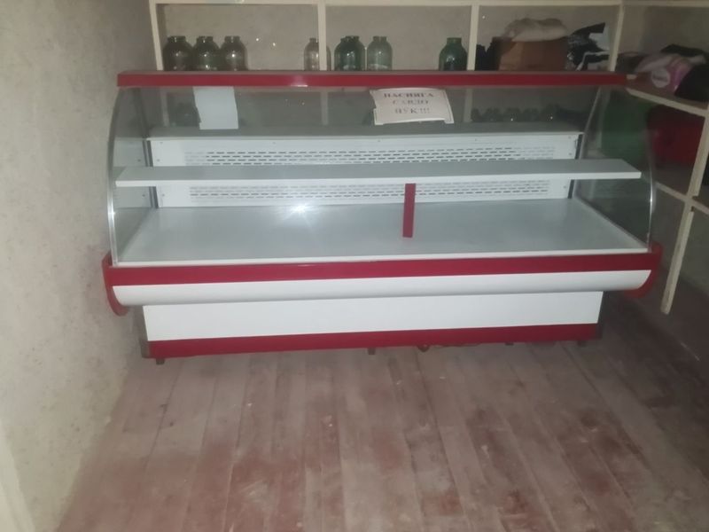 Vitrina ishlashi yaxshi hudo holasa hizmatni kiladi kop ishlatilmagan