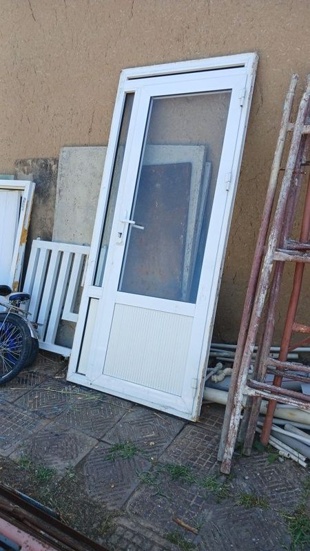 Bu alumenoviy akfa eshik 550 ming Bu alumenoviy akfa eshik 550 ming